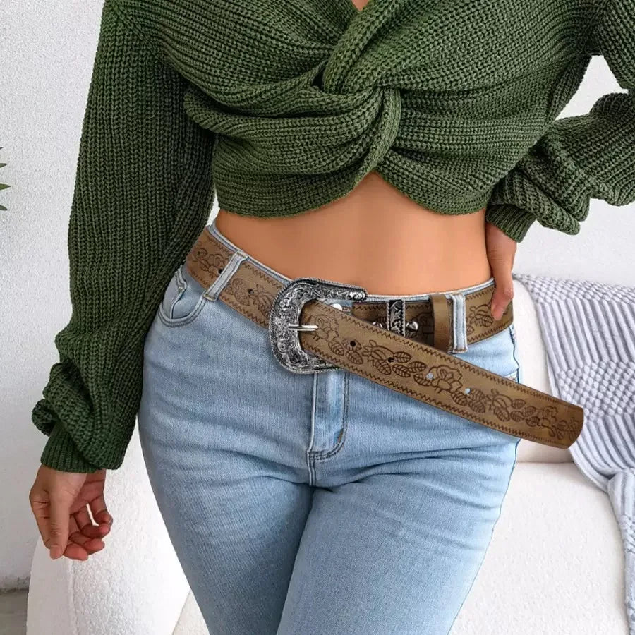 Nahaufnahme einer Frau in Jeanshemd und Jeans mit einem retro braunen Gürtel.