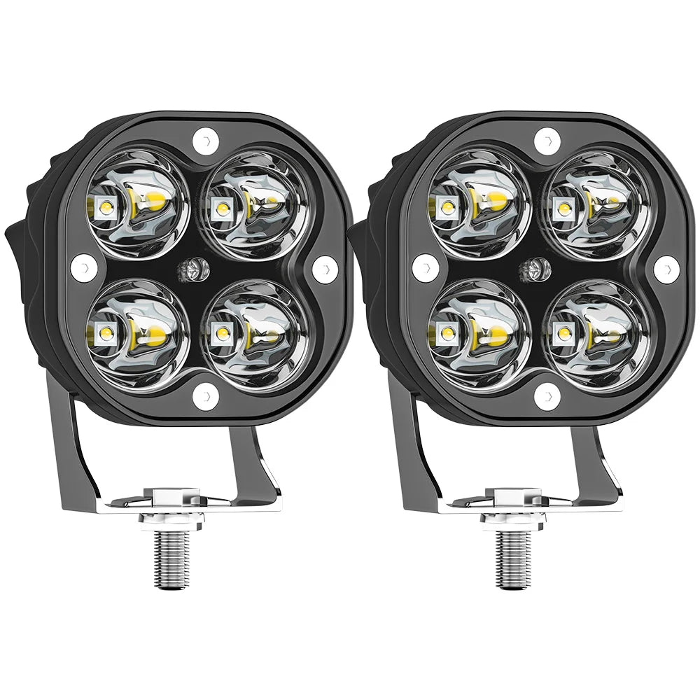 Un par de luces de trabajo LED redondas de alta intensidad montadas en soportes.