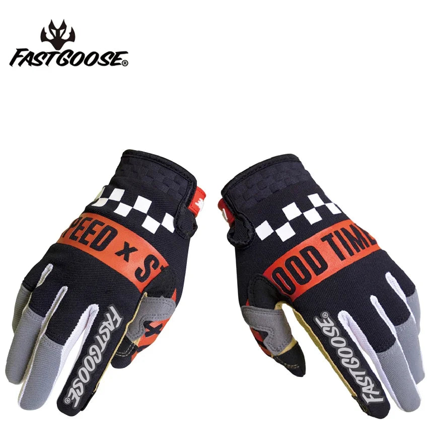 Une paire de gants de moto noirs avec accents orange et motifs à carreaux pour le cyclisme et le MTB.