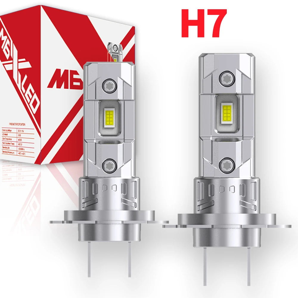 مصباح كشاف أمامي فضي H7 LED بجوار صندوق التغليف.