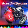 Ein weißes Motorrad mit verschiedenen farbigen LED-Stroboskoplichtern vorne und unten.