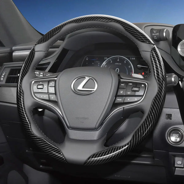 Gros plan de la colonne de direction d'un Lexus avec des couvre-boutons en fibre de carbone.