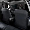 Vista interior de un asiento de coche con protectores de cabeza temáticos de calaveras instalados en la parte posterior de lo