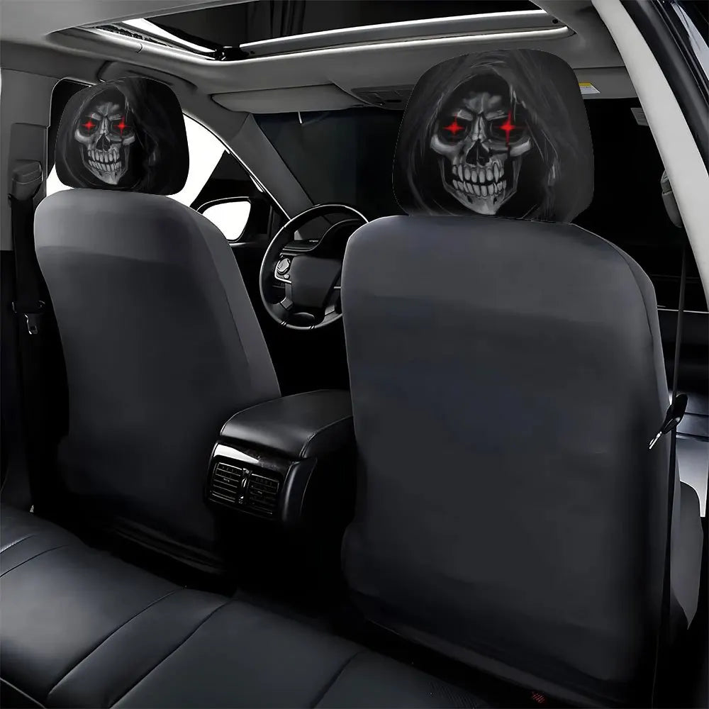 Vista interior de un asiento de coche con protectores de cabeza temáticos de calaveras instalados en la parte posterior de lo