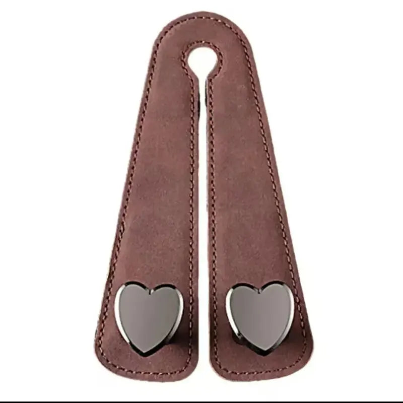 Ein Paar brauner Leder-Dual-Haken für Autositze/Kopfstützen.
