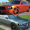 Dodge Charger orange avec roues aftermarket et logements de feux de position fumés.