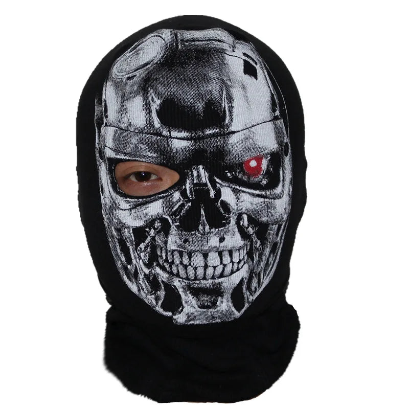 Máscara balaclava negra con diseño detallado de calavera y ojos rojos brillantes.