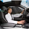 Une femme conduit une voiture avec le pare-soleil du pare-brise visible à l'intérieur.