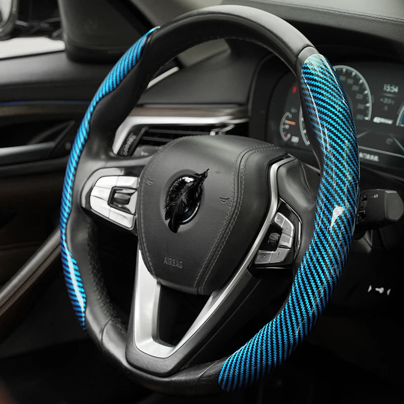 Gros plan d'un volant noir enveloppé dans des protections en fibre de carbone bleue.