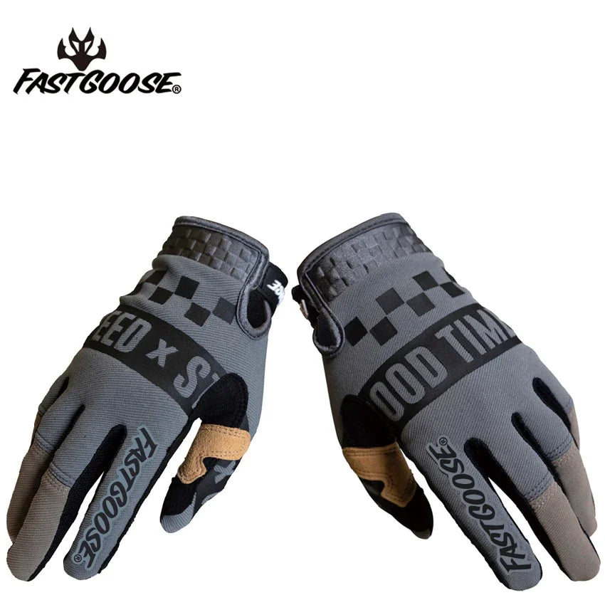 Une paire de gants de moto gris avec des accents noirs et un motif à damier, sur fond blanc.