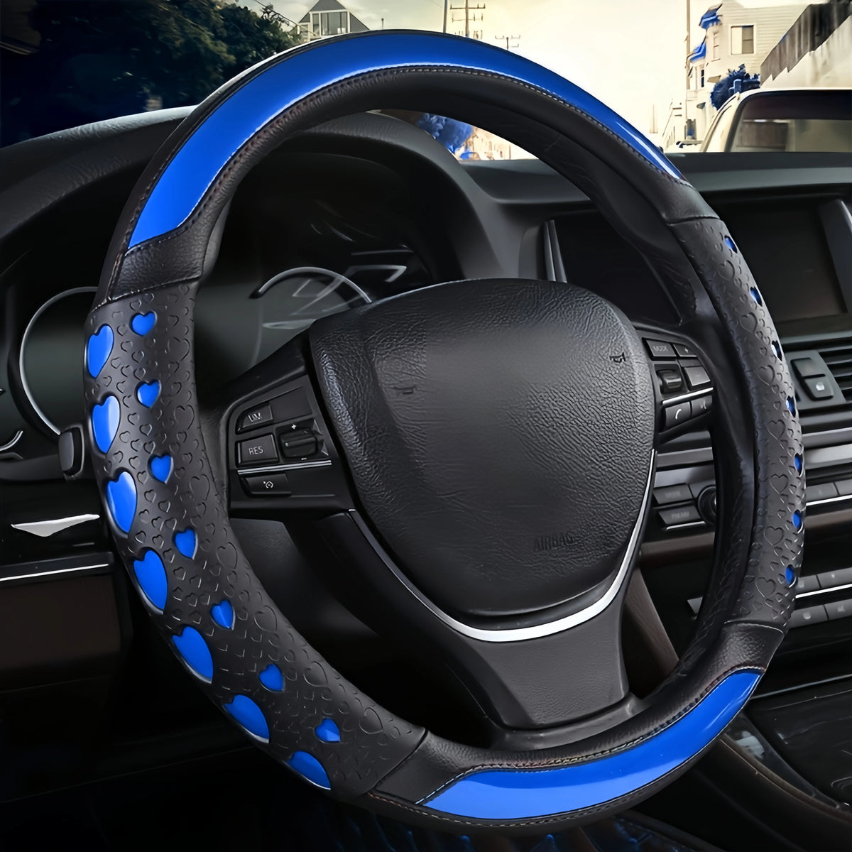 Volante negro envuelto en cuero PU azul y costuras en el interior de un coche.