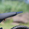Nahaufnahme eines erweiterten hinteren Schutzblechs für ein Sur-Ron Offroad-Bike, zeigt das schwarze Kunststoffteil und den R