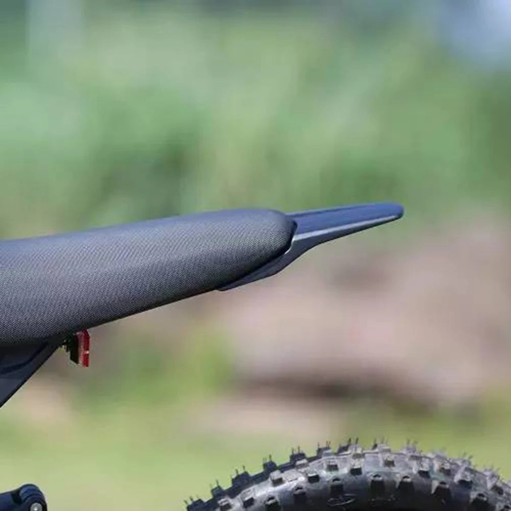Nahaufnahme eines erweiterten hinteren Schutzblechs für ein Sur-Ron Offroad-Bike, zeigt das schwarze Kunststoffteil und den R