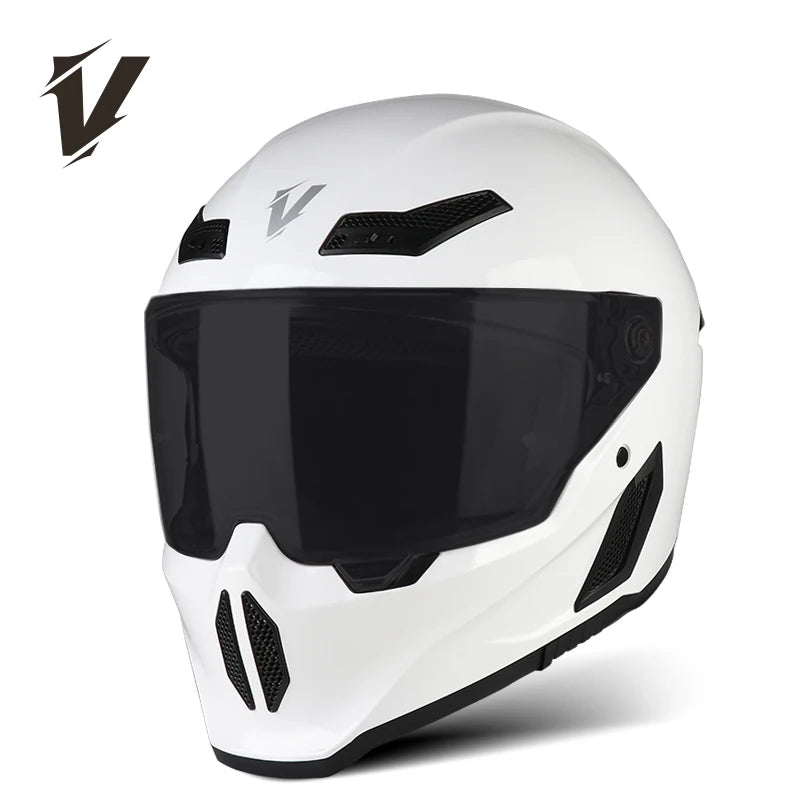Casco de motocicleta blanco con visor y rejillas negras, visto desde el frente.