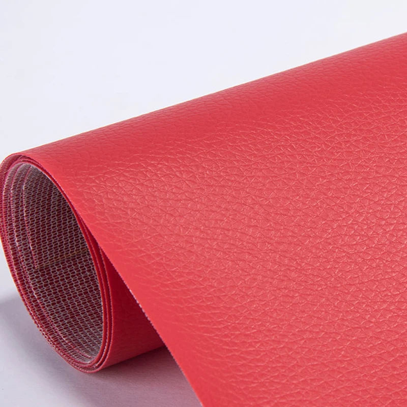 Un rollo de parches autoadhesivos de cuero PU rojo para reparar sofás y bolsos.