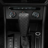Une couvre-levier universel en cuir PU noir est montrée dans la console d'une voiture.