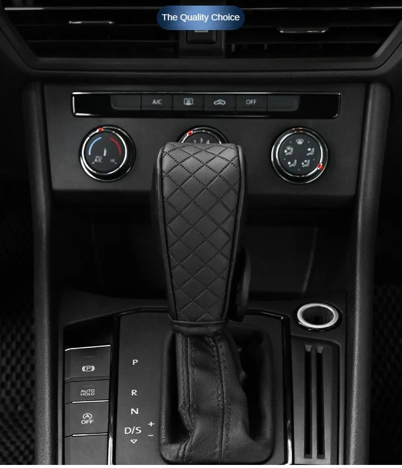 Une couvre-levier universel en cuir PU noir est montrée dans la console d'une voiture.