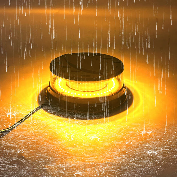 Notbeleuchtende LED-Stroboskopleuchte beleuchtet eine dunkle Oberfläche mit hellem gelbem Licht, umgeben von fallendem Regen.