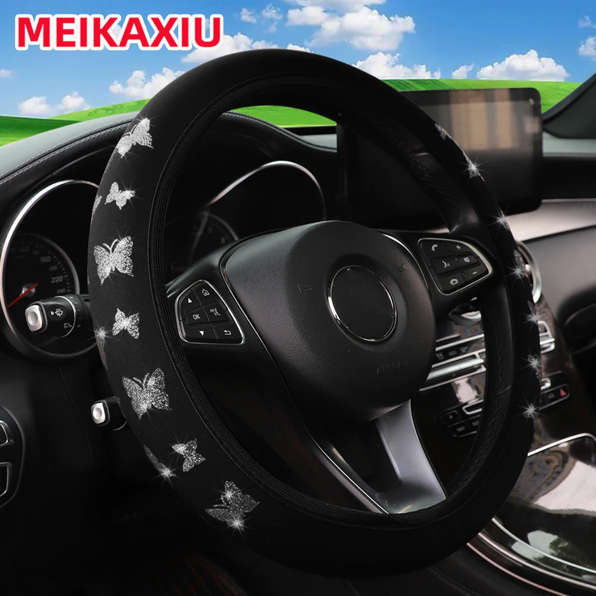 Cubierta del volante negra decorada con mariposas plateadas brillantes en el interior de un coche