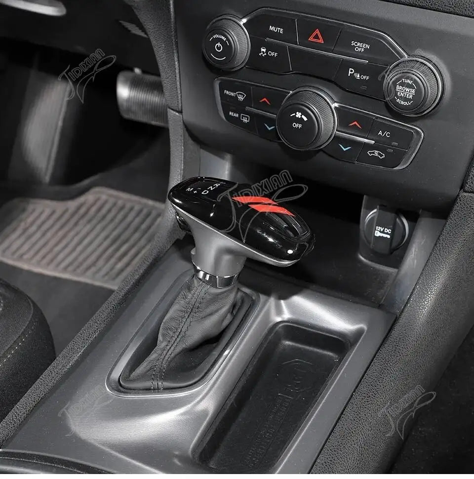 Nahaufnahme einer Dekokappe für den Schaltfeder um das Interieur eines Dodge-Fahrzeugs.