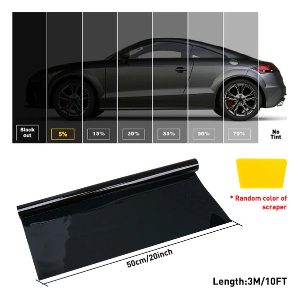 Un coche negro demuestra varios niveles de tinte, con un aplicador de película tintada debajo.