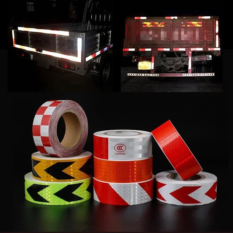 Rollos de cinta de advertencia de PVC reflectante en rojo, blanco y amarillo, mostrados junto a un sistema de luces de seguri