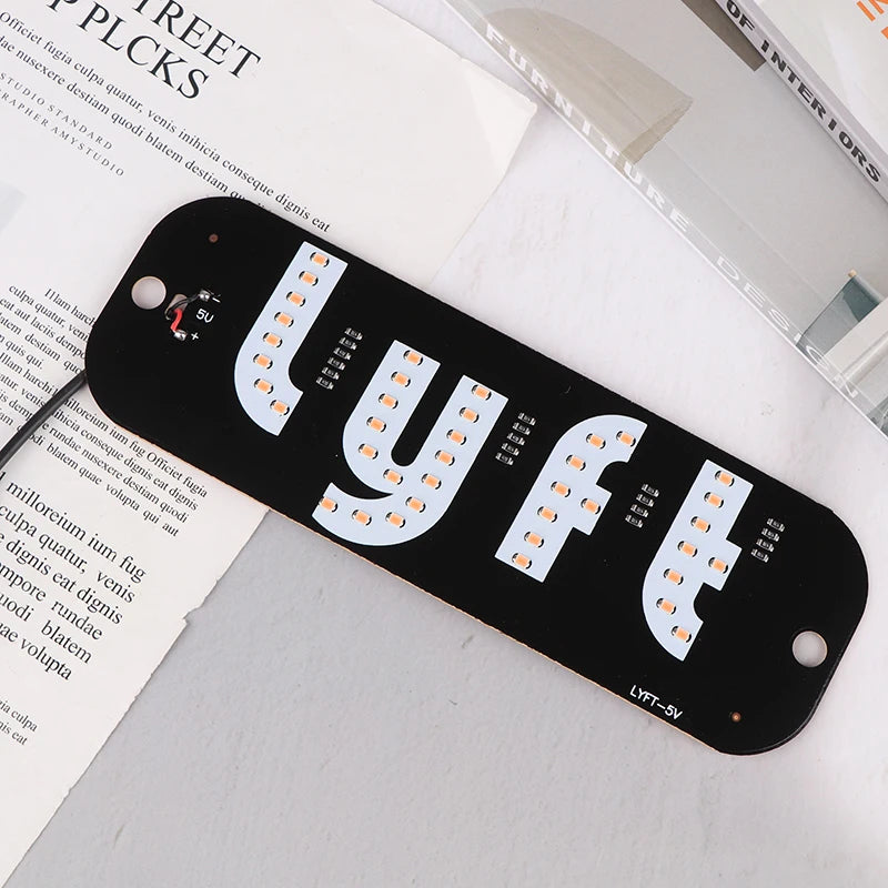 Lámpara de letrero LED negra personalizada con forma de la palabra LYFT y bombillas individuales.