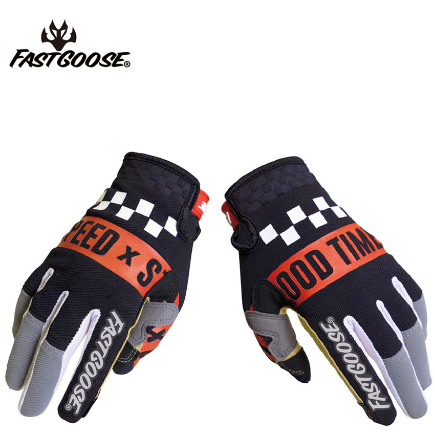 Une paire de gants de moto noirs avec des accents orange et un motif de poignée à carreaux.