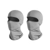 Ein Paar grauer Balaclava-Gesichtsmasken von vorne, die das Material und die Augenöffnungen hervorheben.
