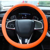 Orangefarbene Silikon-Lenkradschutzhülle installiert in der Innenausstattung eines Autos.