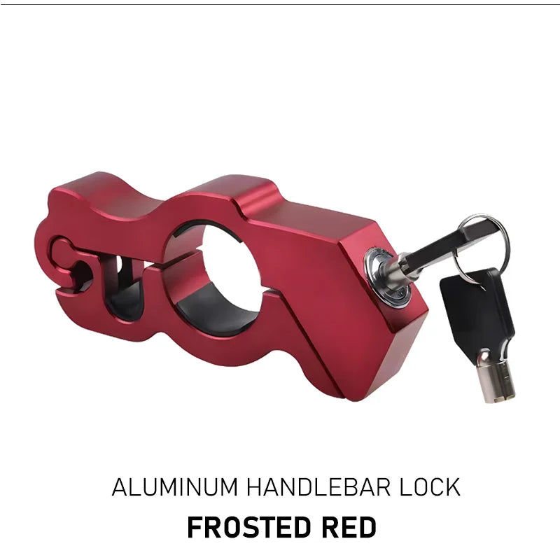 Gros plan d'un antivol de guidon en aluminium de couleur rouge givrée avec clé et mécanisme de verrouillage.
