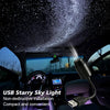 USB-Sternenhimmel-Projektor im Autointerieur, beleuchtet Decke und Armaturenbrett.