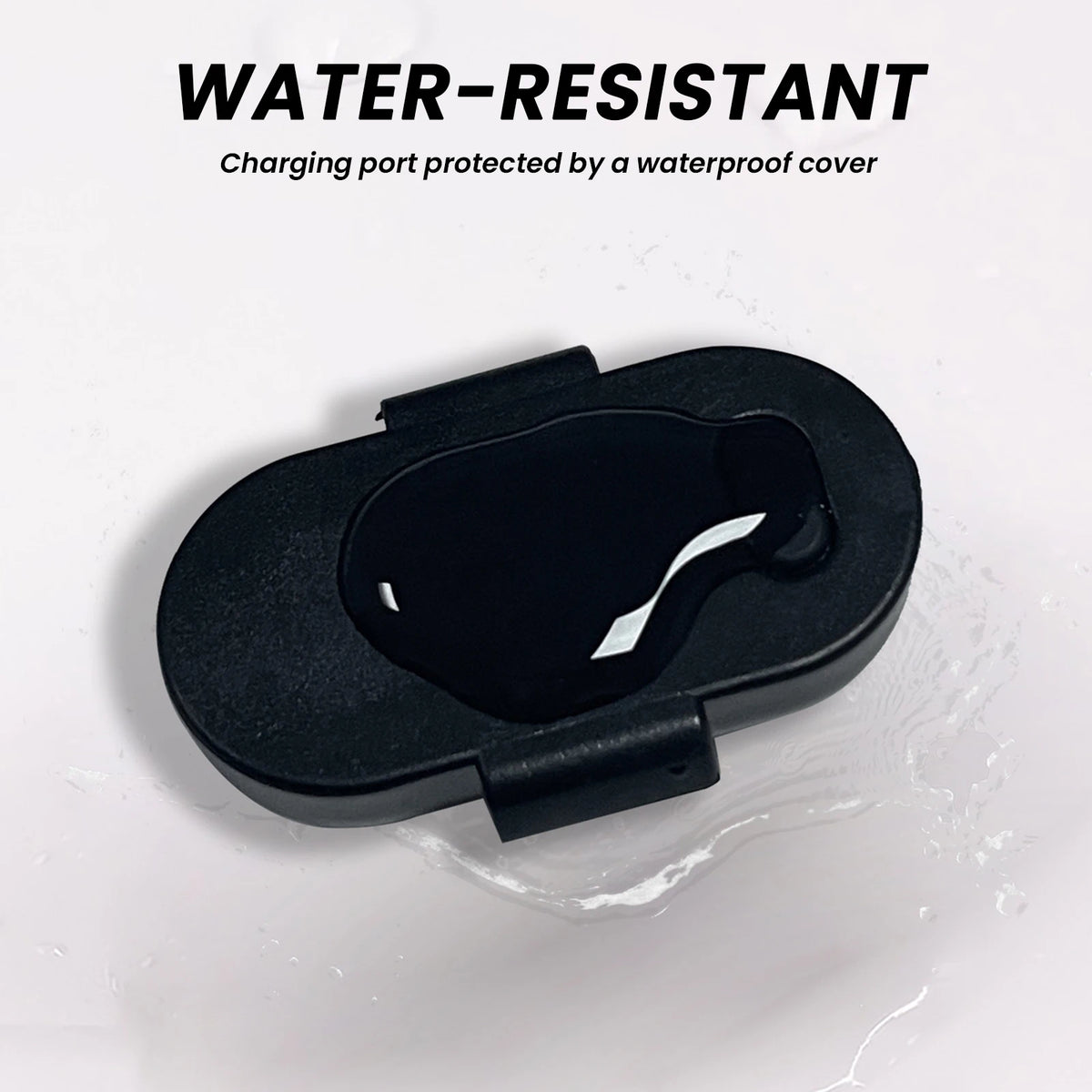 Schutzabdeckung für den schwarzen Ladeanschluss, demonstriert Wasserbeständigkeit.