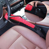 Une sangle de tissu rouge est utilisée pour verrouiller le volant et la ceinture de sécurité à l'intérieur d'une voiture.