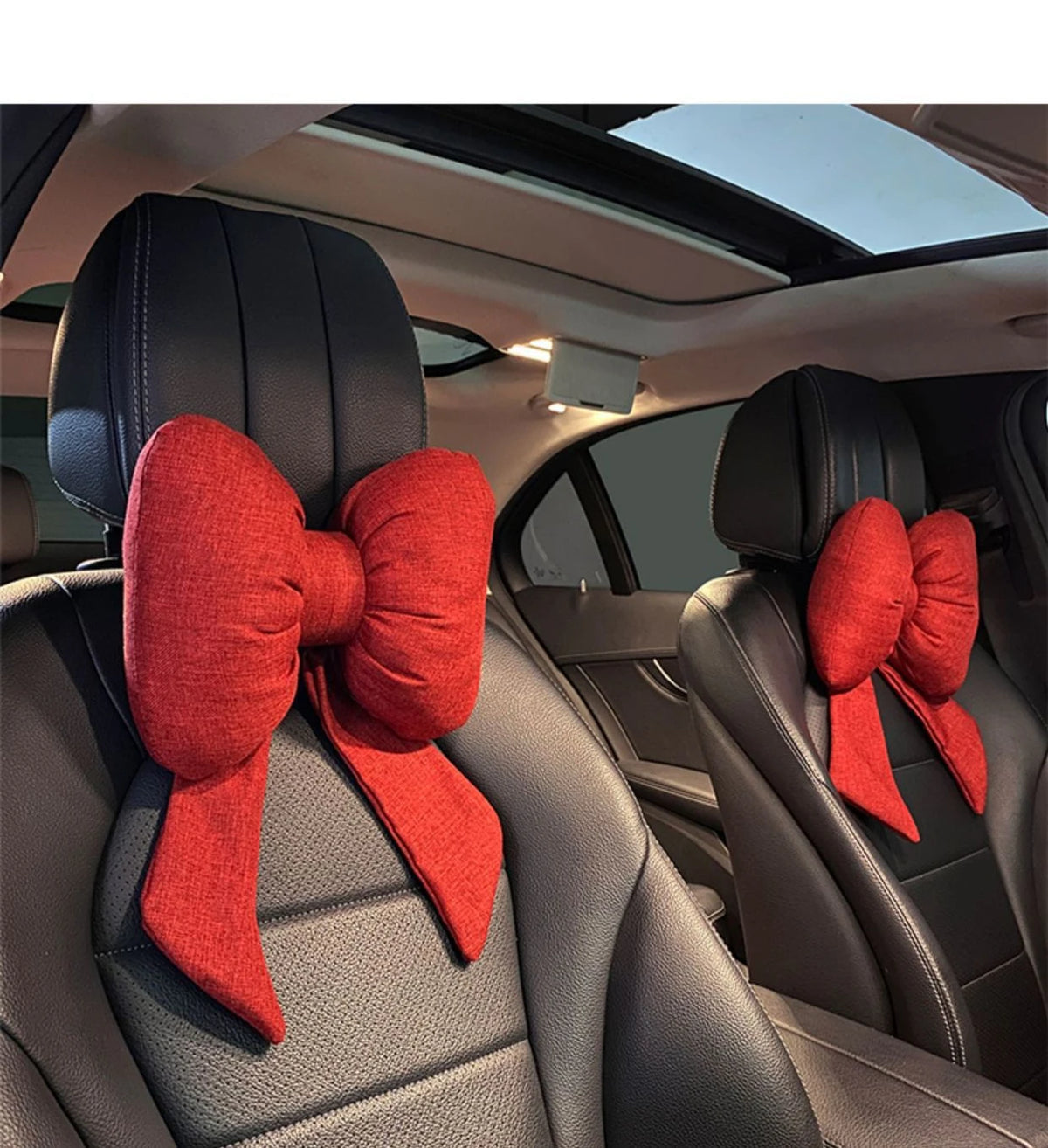 Coussins d'accents en forme de papillons rouges attachés aux dossiers de sièges auto.