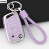 Lila TPU Auto-Schlüssel-Cover mit silbernem Schlüsselring und Lanyard vor dunklem Hintergrund
