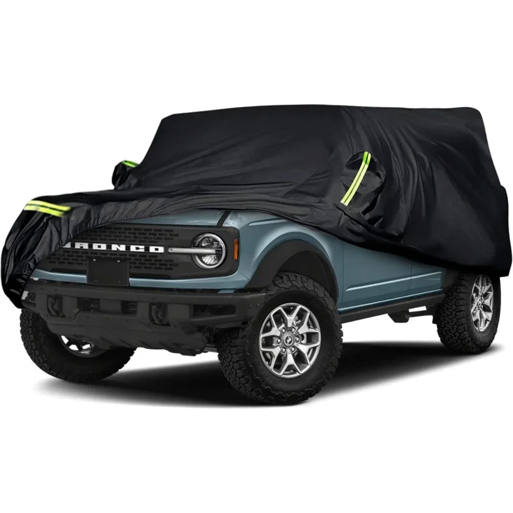 Eine schwarze, wasserdichte Autoabdeckung für einen hellblauen Ford Bronco.
