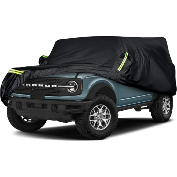 Una funda impermeable para coche negra se muestra en un Ford Bronco azul claro.