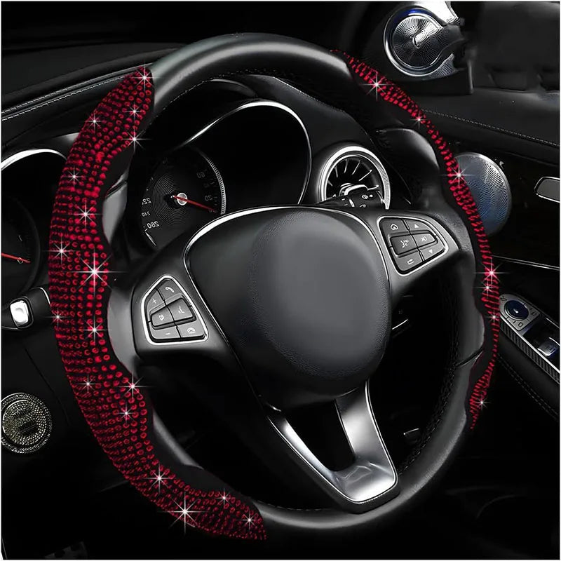 Volant noir avec une housse à motif diamant rouge incrusté dans l'habitacle d'une voiture.