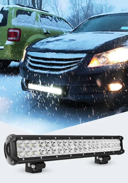 Une barre lumineuse LED noire est montrée dans un environnement extérieur enneigé avec un véhicule vert en arrière-plan.