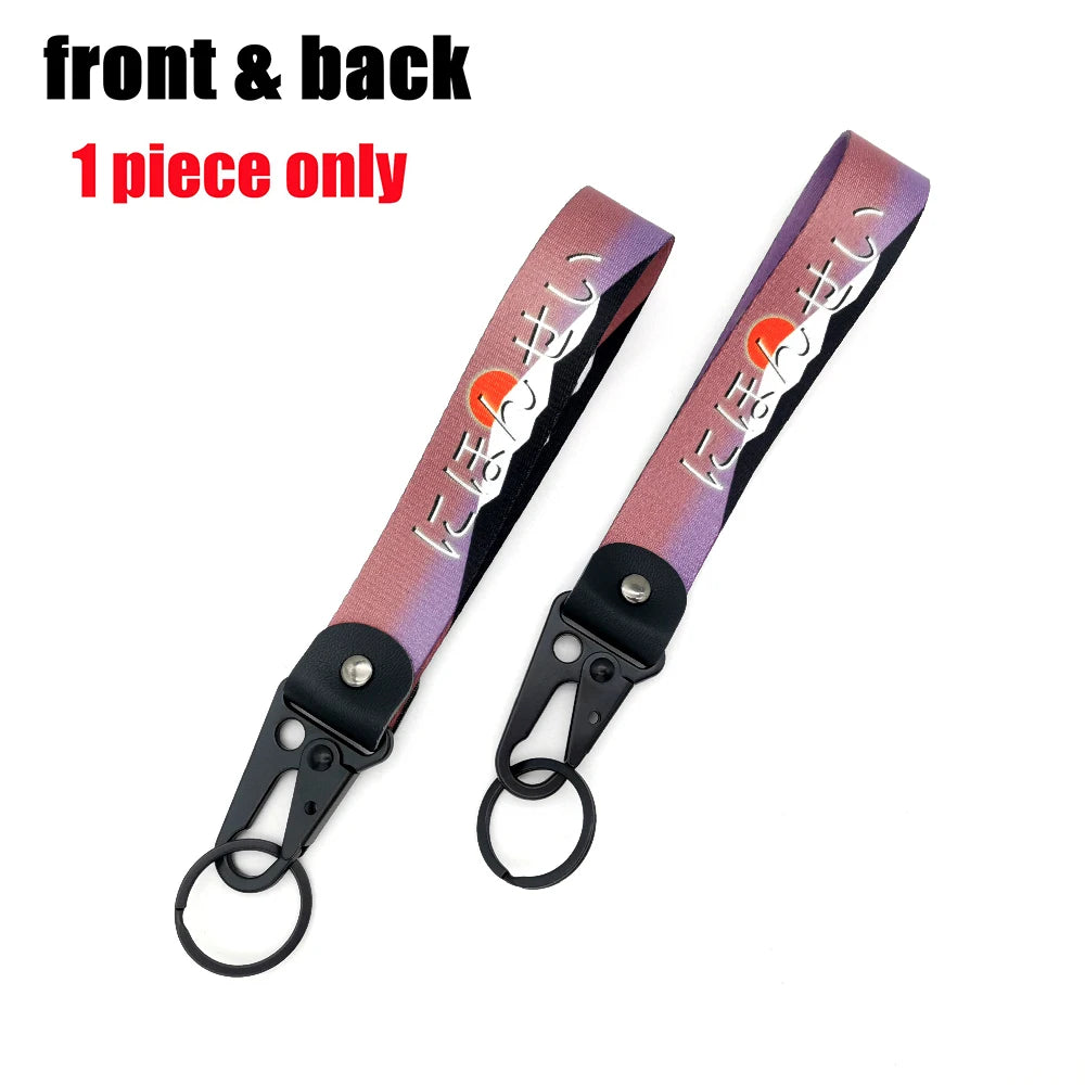Ein einzelner rosa und violetter Lanyard mit Schlüsselanhänger, mit japanischem Automobilstil-Design.