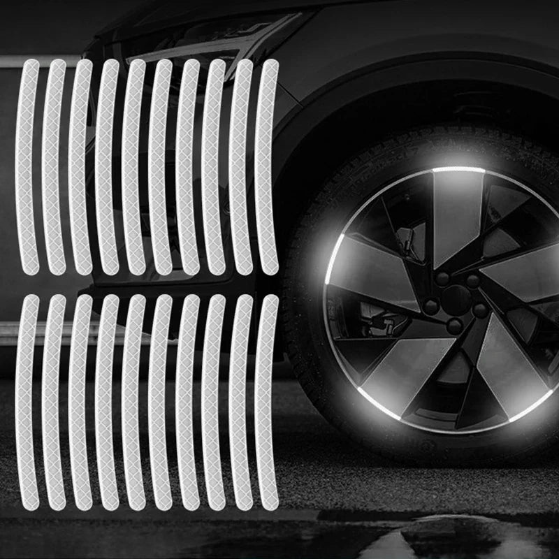 Gros plan sur une roue de voiture avec des autocollants réfléchissants et des bandes lumineuses verticales.