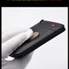 Une main tient un porte-monnaie en cuir noir avec une pièce, mettant en valeur la qualité et la commodité.