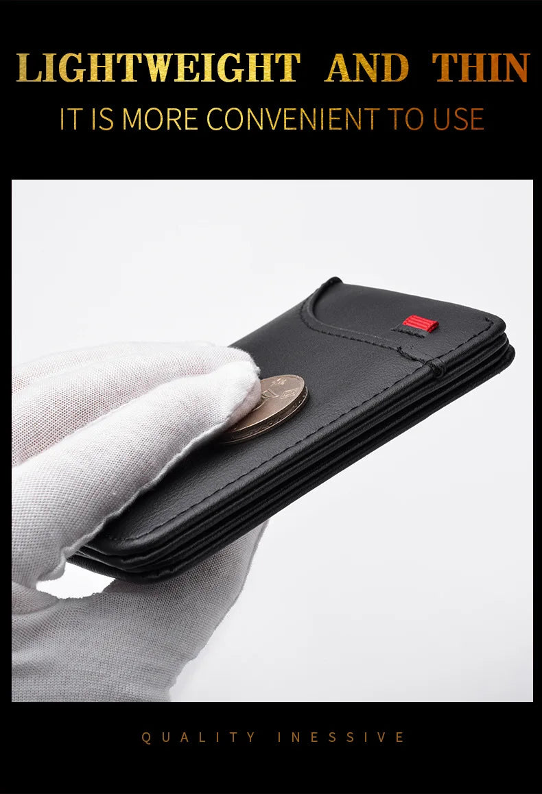 Une main tient un porte-monnaie en cuir noir avec une pièce, mettant en valeur la qualité et la commodité.