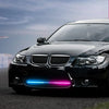 Schwarzes Auto mit Unterbodenbeleuchtung, die eine leuchtend blaue und violette RGB-Leiste auf dem Stoßfänger hat.