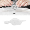 Des mains utilisent un kit de test de fuite de combustion transparent sur un composant de moteur automobile.