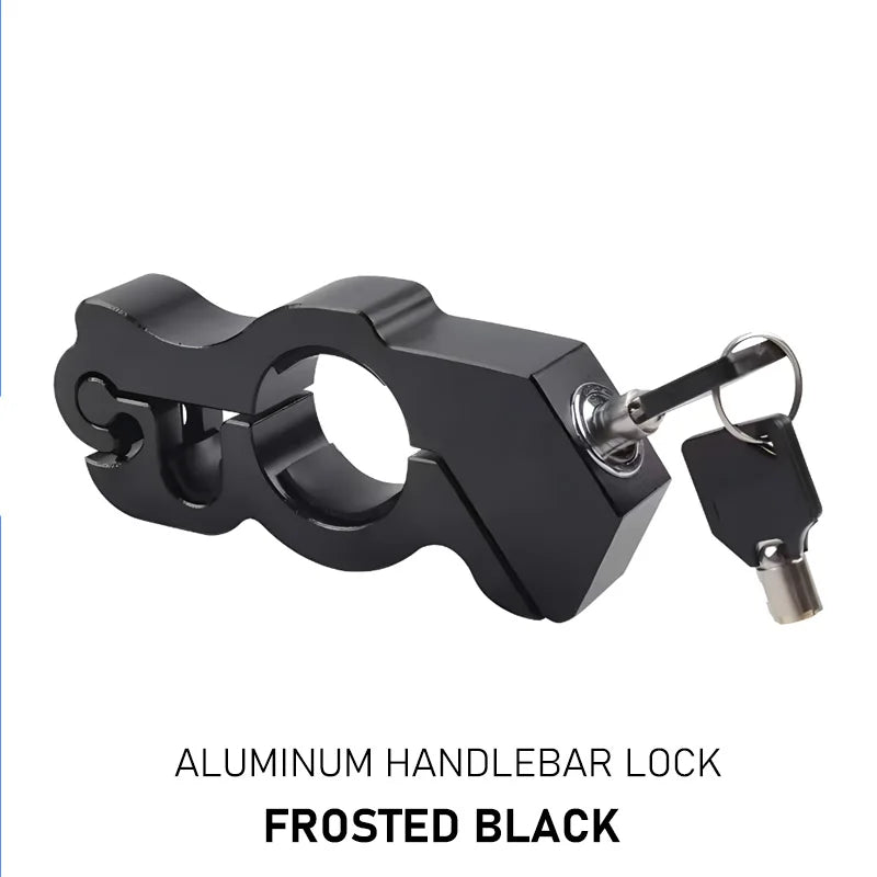 Verrou de guidon en aluminium noir avec clé et loquet sur fond blanc.