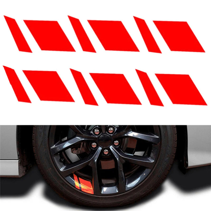 Calcomanías reflectantes rojas aplicadas al cubo de una rueda de coche.