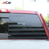 Rotes LKW-Heckfenster mit schwarzem und silbernem Zierstreifenabdeckung installiert.