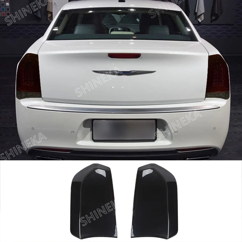 Cubiertas de luz trasera ahumadas negras para un Chrysler 300C en primer plano.